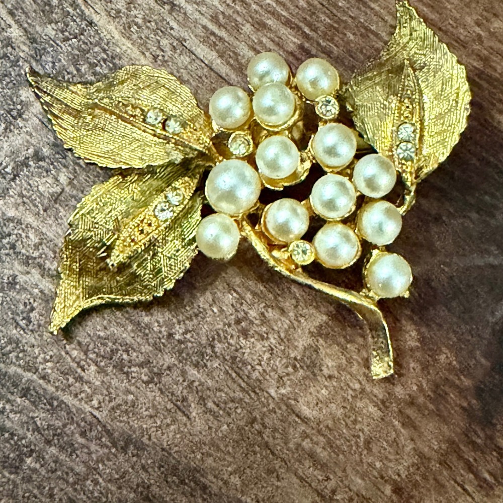 Vintage LJM Gold Tone Faux Pearl Rhinestone Cluster Leaf Brooch Pin Botanical